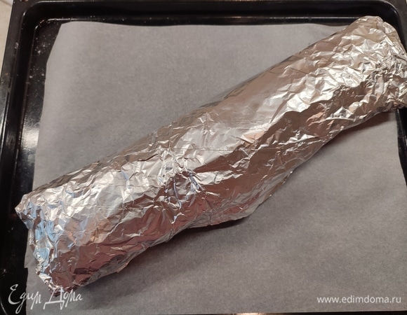 Завернуть рулет в фольгу. Запекать в духовке 40 минут при температуре 200°C.