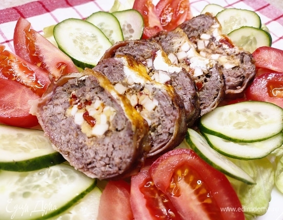 Готовый рулет нарезать на порционные куски. Он прекрасно держит форму. Можно подавать как в холодном виде, так и в горячем.