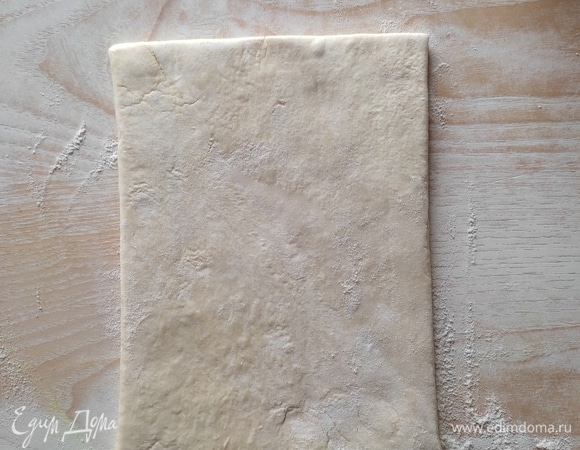 Готовое слоеное тесто может быть и дрожжевое, и безздрожжевое — на ваш вкус. У меня дрожжевое. Тесто разморозить, каждый пласт немного раскатать.