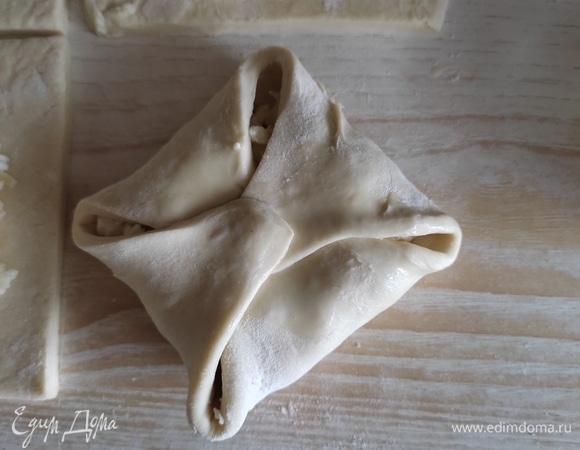 Углы теста свернуть к середине, промазывая взбитым яйцом для лучшего склеивания.