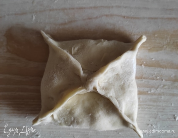 Хорошо скрепить края, чтобы не вытекла начинка.