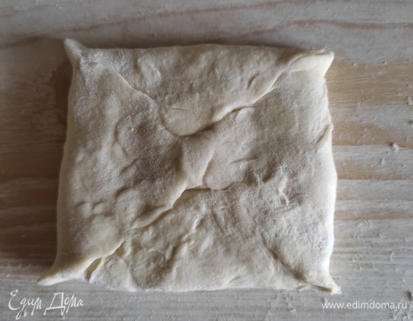 Слегка прокатать конвертик скалкой. Выложить конвертики на противень. В половинку яйца добавить столовую ложку молока, взбить и смазать конвертики. Выпекать в разогретой до 180°C духовке 20 минут. Ориентируйтесь по своей духовке. Подавать горячими.