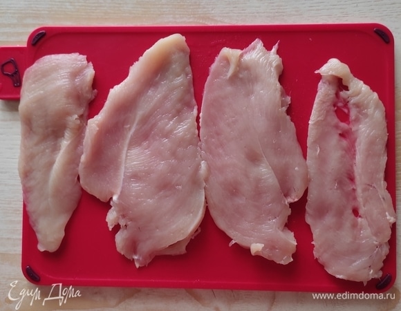Куриную грудку вымыть,обсушить бумажным полотенцем и разрезать на пластины толщиной 5–7 мм.