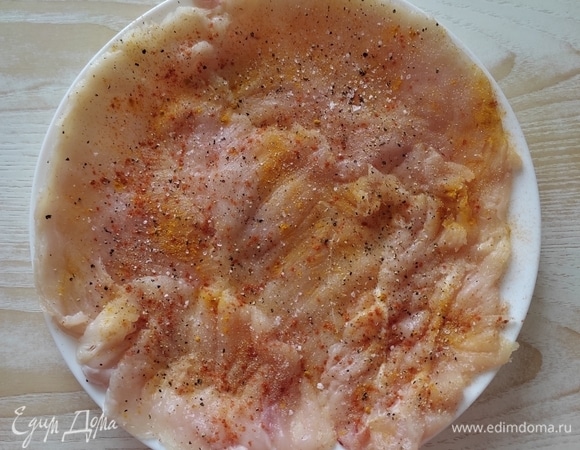 Отбить кусочки, выложить на тарелку, посолить и посыпать любимыми специями. Оставить мариноваться на 30 минут.