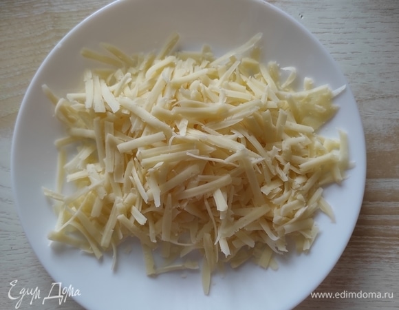 Сыр натереть на крупной терке.