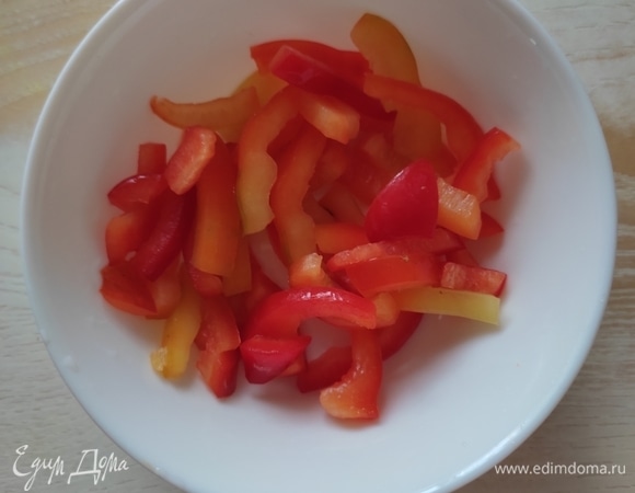 Болгарский перец нарезать соломкой.