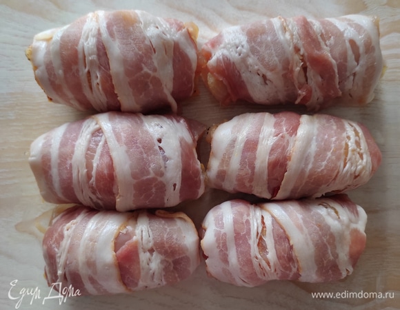 Выложить рулетики в жаропрочную форму. Поставить запекаться при температуре 180°C около 30–40 минут до румяной корочки.