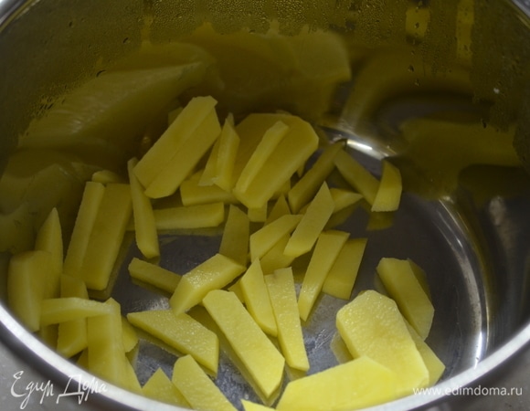 Положите картофель в чашу мультиварки.