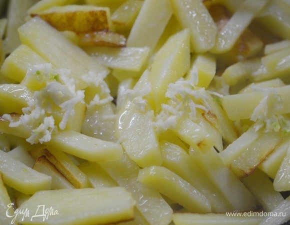 Влейте масло, добавьте измельченный чеснок.