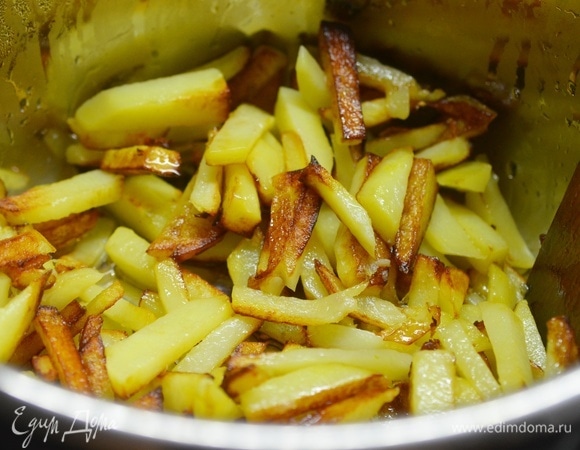 Готовьте в режиме «Жарка» 30 минут. Картофель жарится долго. Если добавить сразу и грибы, то картофель не получится жареным и хрустящим. Поэтому обжаривайте сначала картофель.