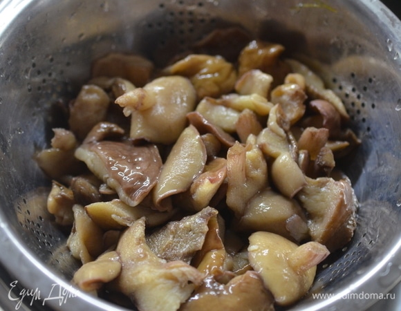 Теперь грибы. Если у вас шампиньоны, добавляйте их сразу в чашу, предварительно помыв и нарезав. Если грибы лесные, предварительно их отварите. У меня вареные, а затем замороженные грибы. Я их разморозила и слила жидкость. Добавьте грибы к картофелю в чашу мультиварки. Готовьте в режиме «Жарка» еще 20–30 минут.