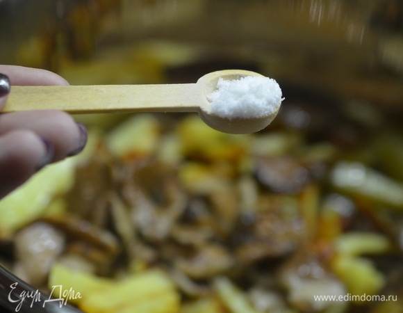 В самом конце посолите блюдо.