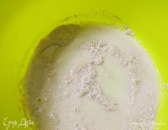 Перемешать в миске дрожжи с сахаром, добавить 4 ст. л. теплой воды, накрыть и убрать в теплое место на 5–7 минут.