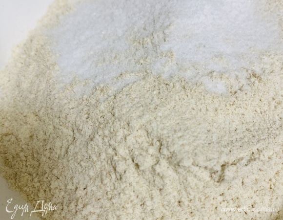 В глубокой миске смешать муку, соль и дрожжевую смесь. Залить оставшейся теплой водой. Так у вас получится опара. Накрыть опару салфеткой и оставить в теплом месте на 15–20 минут, чтобы она увеличилась в объеме и стала пышной.