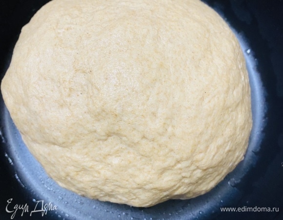 Перемешать опару, добавить масло. Месить тесто, пока не станет эластичным и не перестанет прилипать к рукам. Скатать тесто в шар и выложить в смазанную маслом форму, накрыть салфеткой и оставить еще на 30 минут.