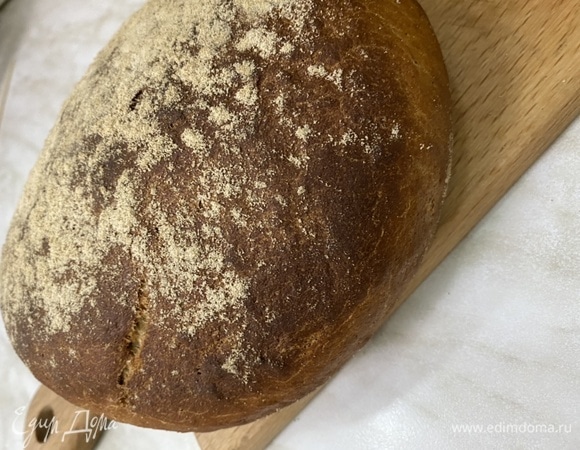 Отправить хлеб в разогретый до 230°C духовой шкаф и выпекать 35–45 минут. Постучите ногтем по верхней корочке: если звук глухой — тесто еще сырое, звонкий — хлеб можно вынимать.