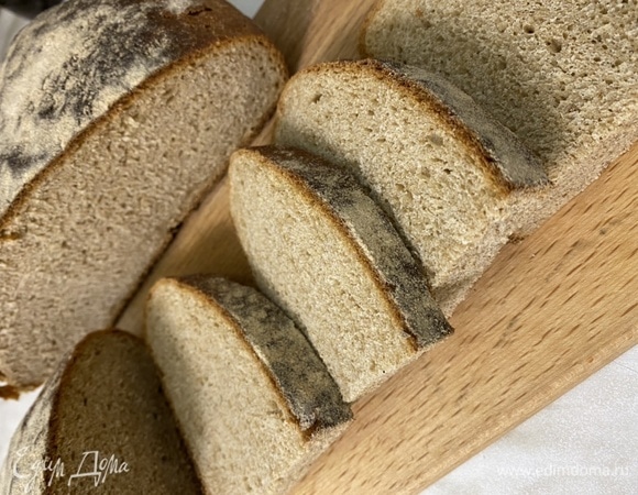 Готовую буханку переложить на деревянную поверхность, прикрыть полотенцем и подождать, пока она остынет.