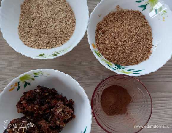 Перемолоть орехи. Нарезать как можно мельче финики.