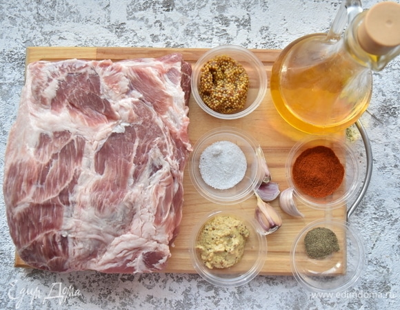 Готовлю продукты. Для запекания подойдет свиная корейка или шея. Зачищаю мясо от излишков жира.