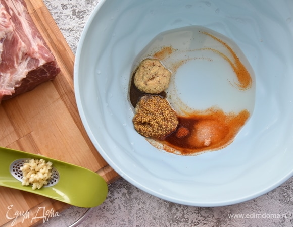 Для маринада соединяю в миске растительное масло, молотую сладкую паприку, два вида горчицы, соль, молотый черный перец, измельченный чеснок.