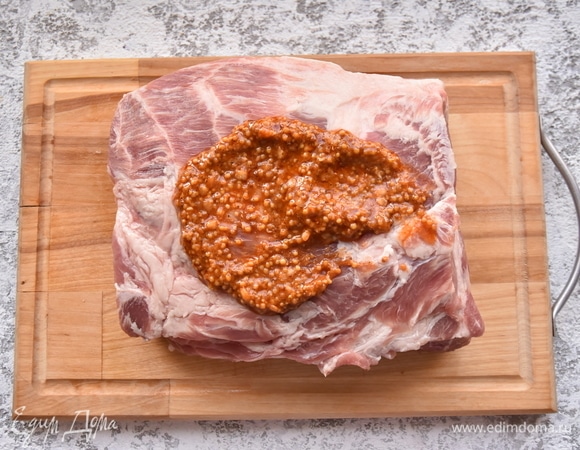 Наношу на мясо густой слой маринада, полностью покрывая всю поверхность.