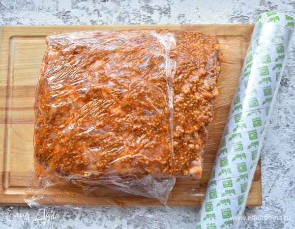 Оборачиваю свинину пищевой пленкой, придавая куску более ровную форму, и оставляю в прохладном месте мариноваться на ночь. После чего аккуратно извлекаю мясо из пленки, перекладываю в жаропрочную форму и запекаю в духовке, разогретой до 250°C, 20 минут. Если в конце запекания маринад начинает подгорать, накрываю мясо фольгой. Затем уменьшаю температуру до 170°C и продолжаю запекать еще 1,5 часа.