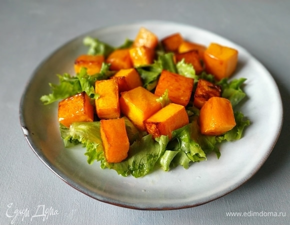 Сверху на листья салата выложите запеченную тыкву.