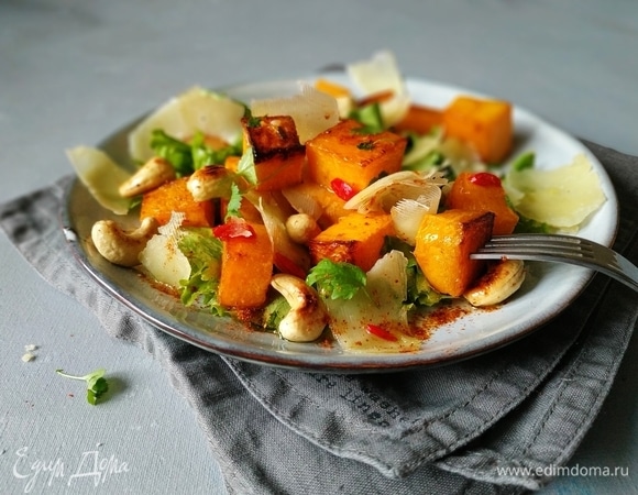 Сыр нарежьте тонкими слайсами, свежий острый перец — кольцами. В салат добавьте орехи, посолите по вкусу. Подавайте к столу. Приятного аппетита.