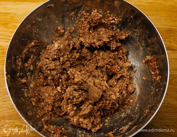 Сваренную фасоль истолочь толкушкой или блендером. Вкуснее, если не пюрировать все полностью, должны встречаться кусочки фасоли. Если масса будет сухой, добавить немного жидкости, оставшейся после варки фасоли.