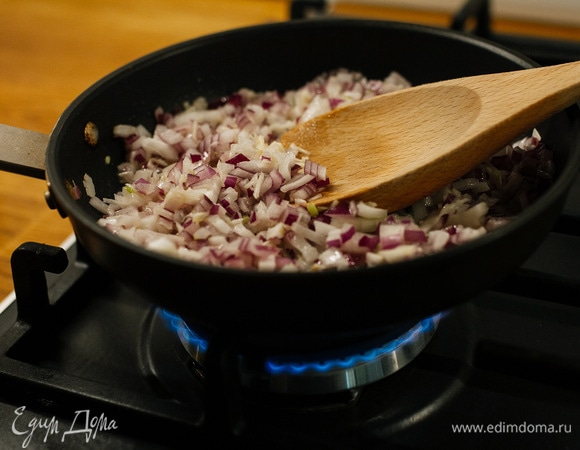 В сковороде растопить сливочное масло. Обжарить на среднем огне мелко нарезанный лук и чеснок до золотистого оттенка.