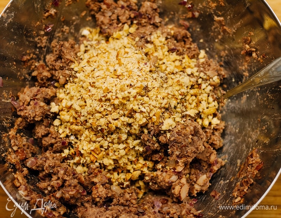 К пюрированной фасоли добавить измельченные грецкие орехи.