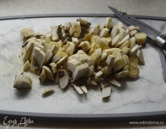Грибы помойте, нарежьте дольками.