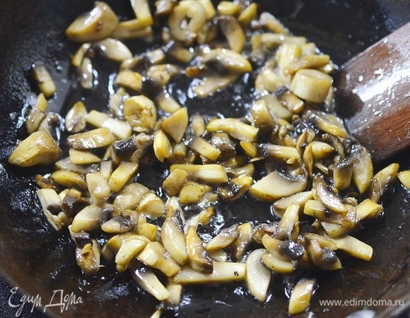 Обжаривайте грибы до полного испарения жидкости и до золотистого цвета.