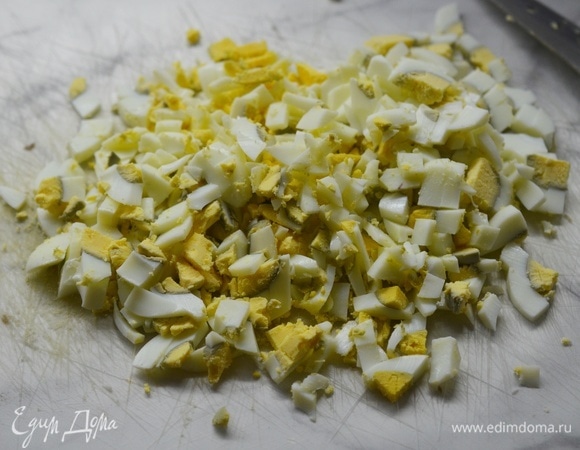 Мелко нарежьте яйца.