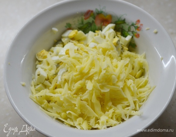 Сыр натрите на крупной терке.