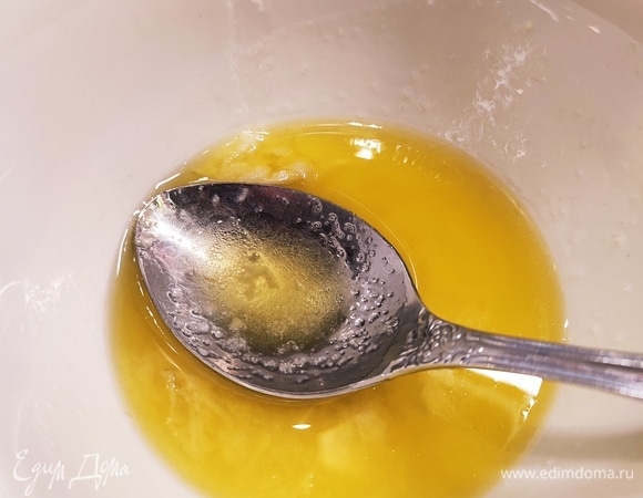 Для заправки чеснок натереть на мелкой терке. Смешать чеснок, оливковое масло и уксус. Перемешать до однородности. Добавить соль и сахар по вкусу.