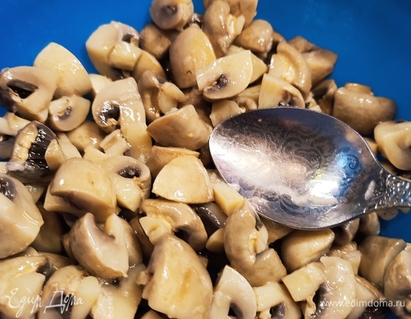 Шампиньоны разрезать на четвертинки и варить 30 минут в подсоленной воде с добавлением лаврового листа и перца горошком. Слить воду и в горячие грибы влить заправку. Перемешать и дать остыть грибам.