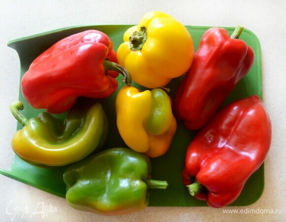 Хорошо промойте и обсушите перцы.