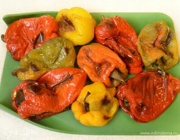 Уложите на противень и запекайте в разогретой до 180°C духовке, периодически переворачивая, около 1 часа. Запеченные перцы уложите в целлофановый пакет, завяжите его и дайте овощу остыть.