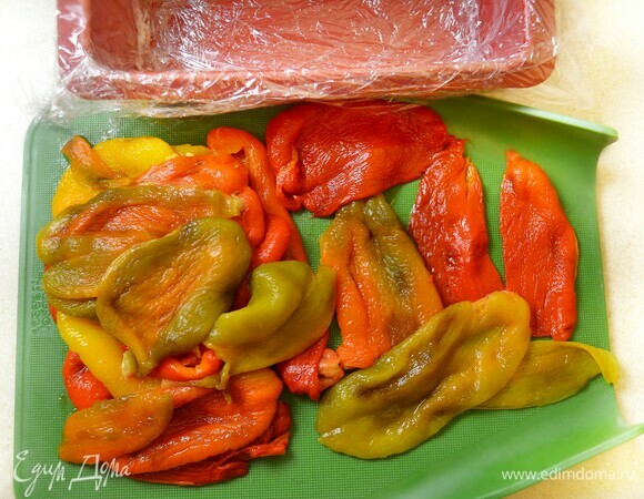 Минут через 30 очистите остывший перец от кожицы и семян, стараясь не повредить мякоть. Нарежьте крупными кусочками, слегка посолите.