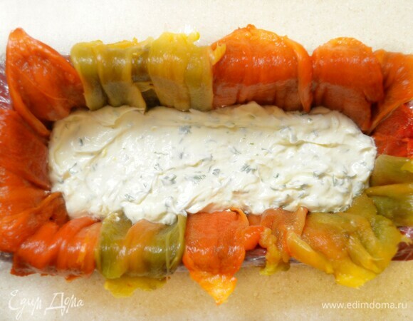 Форму для кекса (у меня размером 11х16 см) выстелите пищевой пленкой так, чтобы ее края выходили за края формы на 10–15 см. Самые большие куски перца выложите внешней (блестящей) стороной таким образом, чтобы они покрывали дно и выходили за края формы на 1–2 см. Выложите половину творожной массы, утрамбуйте, немного постучите формой об стол, чтобы масса равномерно распределилась. Выложите поверх слой перца и затем — творожно-сливочный слой. Накройте террин перцем, сверху — пленкой. Поставьте в холодильник на 10–12 часов.