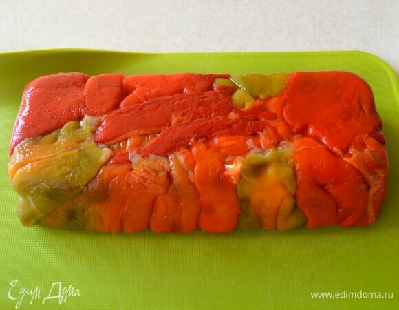 Охлажденный и настоявшийся террин разверните, накройте разделочной доской или блюдом и аккуратно переверните, удалив пищевую пленку.