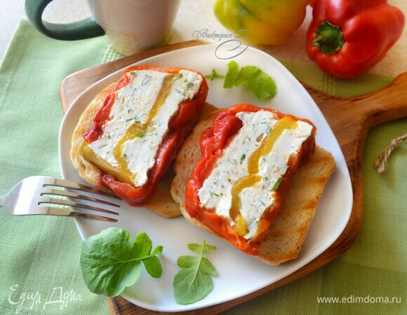 Аккуратно с помощью острого ножа нарежьте террин на кусочки. Подавайте в качестве закуски или выложите на тосты — получится открытый сэндвич.