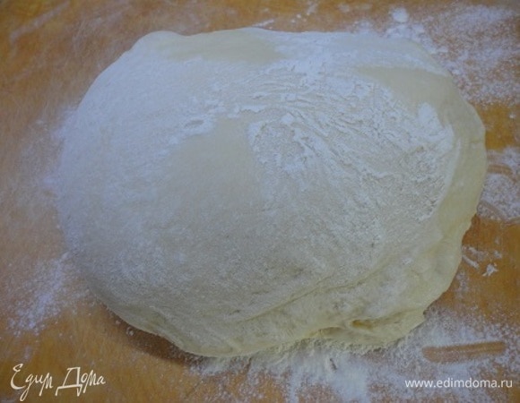 К жидким ингредиентам подсыпайте сухие, постоянно перемешивая. Замесите мягкое и нежное тесто. Накройте и оставьте в тепле до увеличения в объеме в 2 раза.