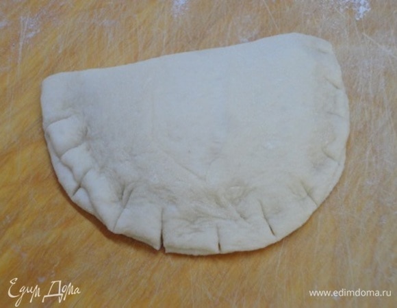 Подошедшее тесто разделите на 20 равных кусочков, каждый кусочек раскатайте в овал. На одну сторону овальной лепешки положите повидло, накройте свободной частью. Края скрепите и надрежьте (как гребешок).