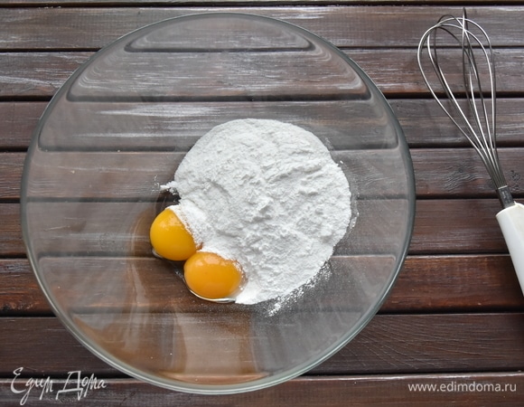 В миске соединяю два желтка и пять столовых ложек сахарной пудры.