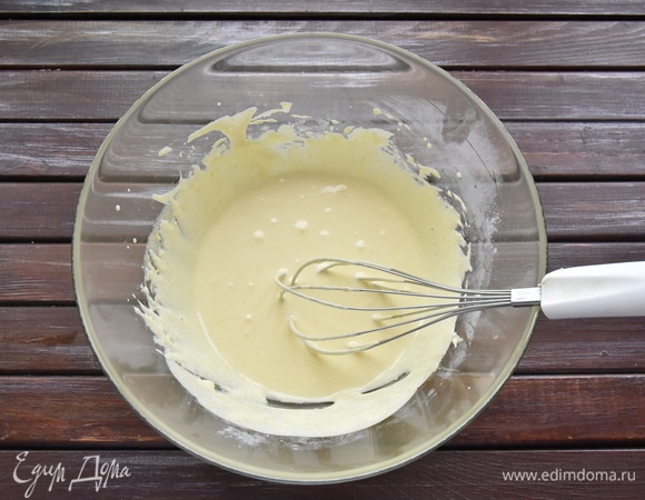Ставлю миску с желтками и сахарной пудрой на водяную баню. Главное, чтобы дно миски не касалось кипящей воды. Интенсивно взбиваю массу венчиком до увеличения в объеме и осветления. Снимаю миску с водяной бани, продолжая размешивать смесь венчиком до остывания.