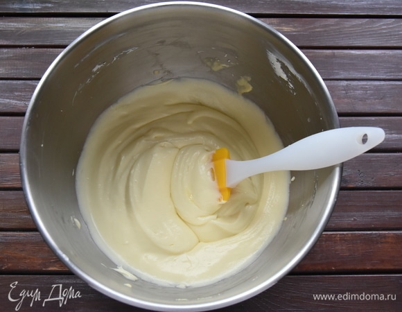 В дежу кухонной машины перекладываю маскарпоне и пару минут взбиваю его до однородной текстуры. Продолжая взбивание, частями ввожу в сыр взбитые и охлажденные яичные желтки с сахарной пудрой.