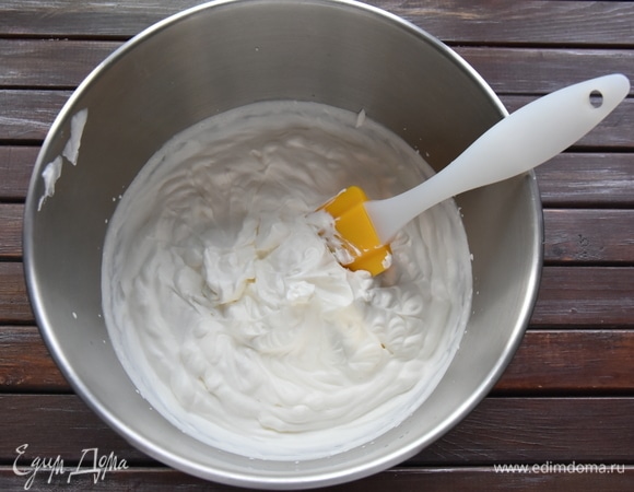 Отдельно взбиваю жирные сливки до густых устойчивых пиков.