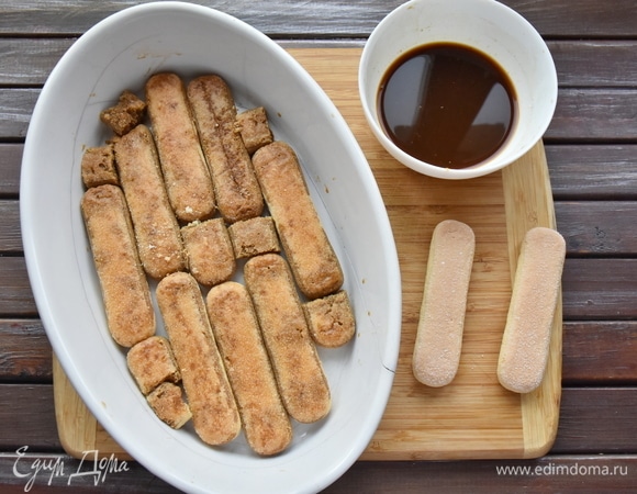 Смешиваю эспрессо с ликером, добавляю сахар по вкусу. Савоярди на пару секунд опускаю в кофе и укладываю в подготовленную форму.